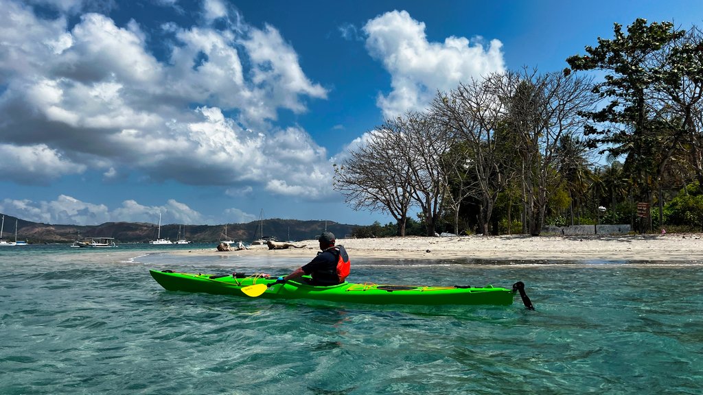 Paddling in to a beach in Sekotong Bay