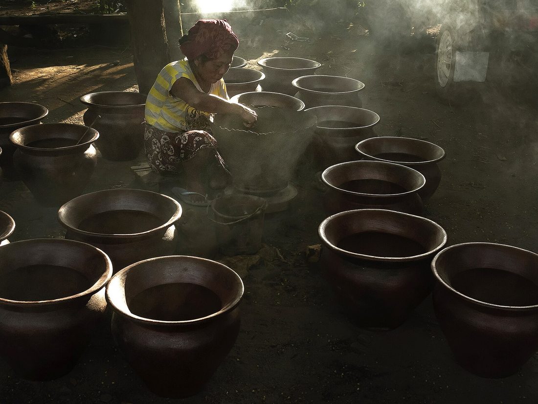 Potter at work, Banyumulek